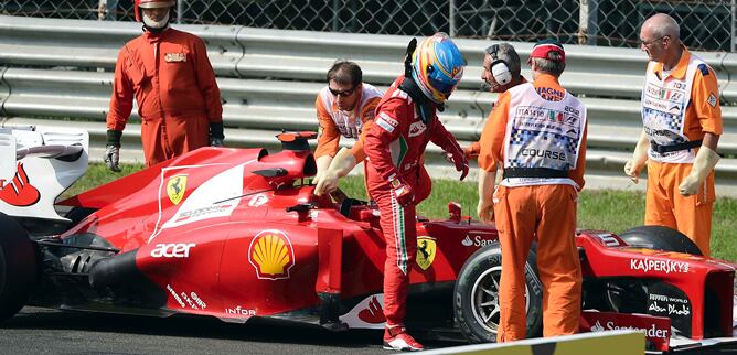 El español se baja de su monoplaza en los entrenamientos del GP de Italia, en los que ha sufrido problemas técnicos en sus frenos y su caja de cambios.