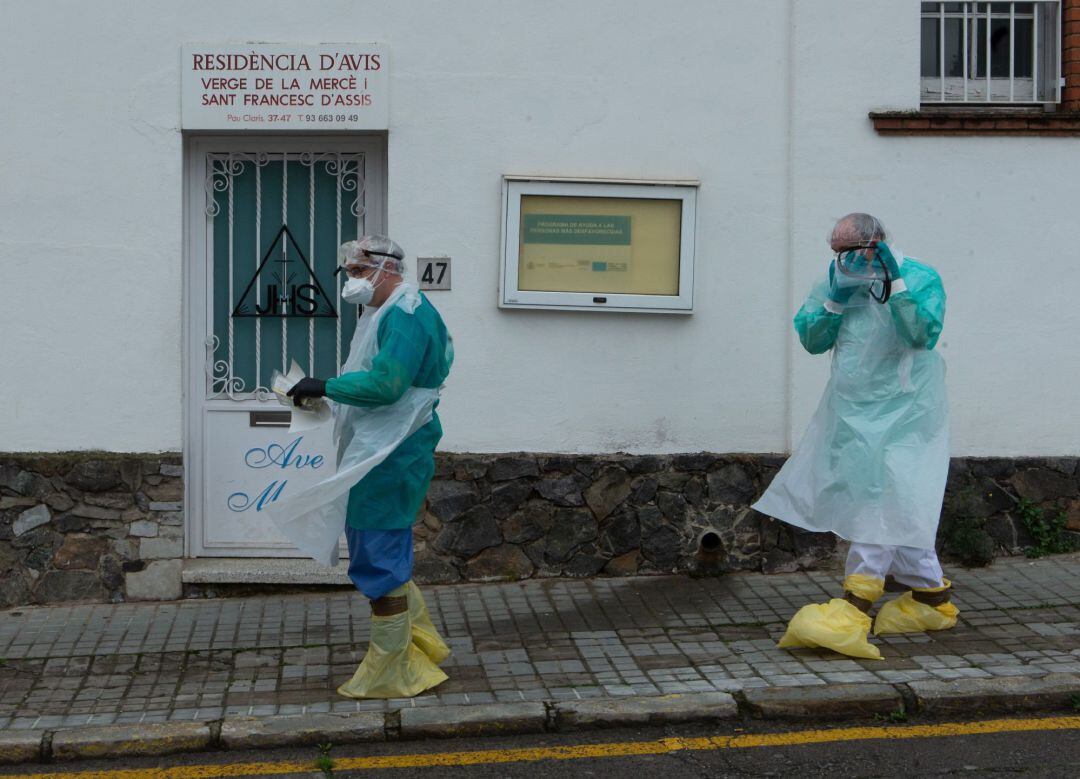 Dos miembros del personal sanitario del Centro de Atención Primaria (CAP) de Palleja (Barcelona) acuden a una residencia geriátrica del centro del municipio para atender a pacientes infectados