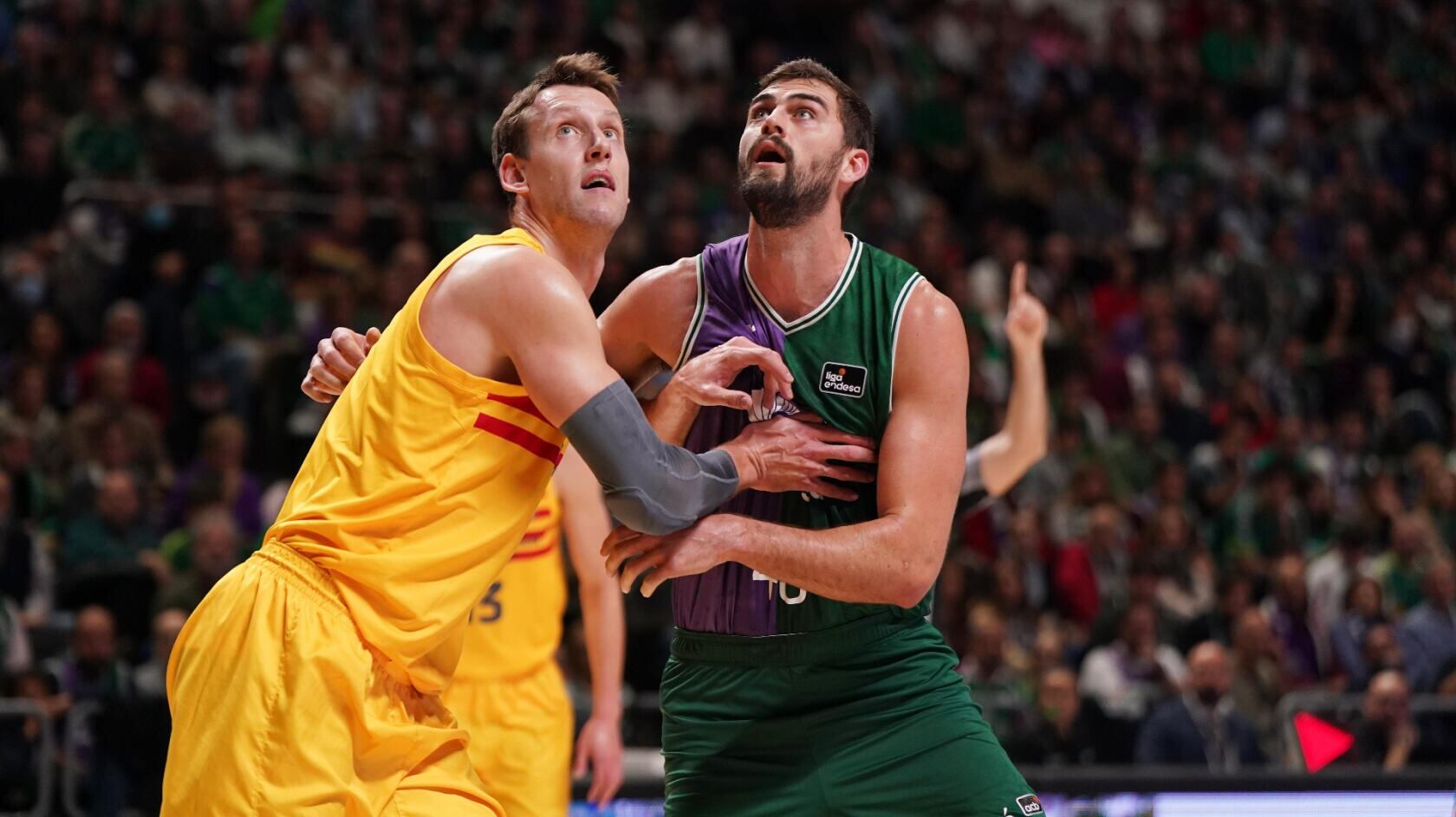 Kravish, pugnando con Vesely por un rebote en un duelo previo