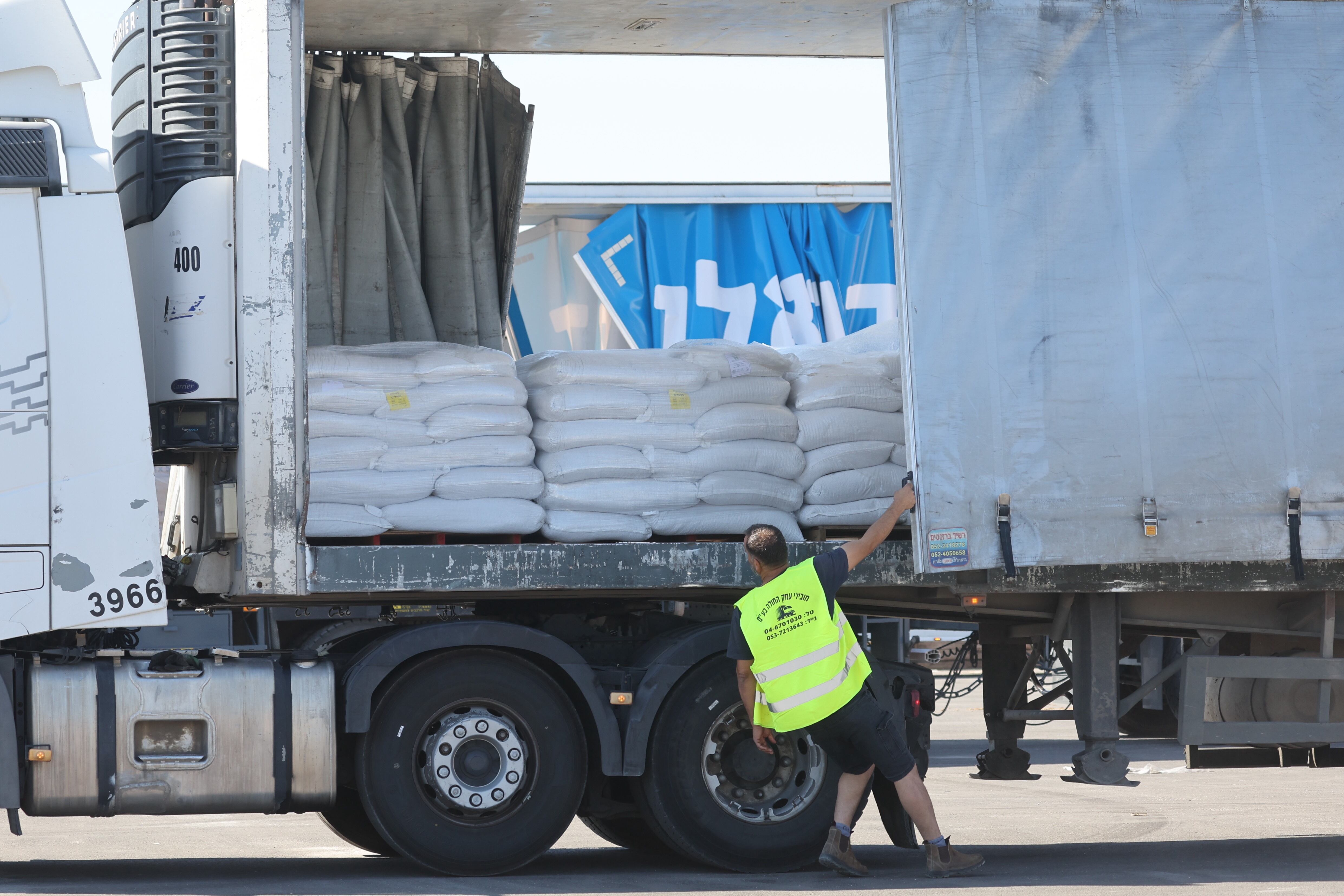 FOTODELDIA KEREM SHALOM (Israel), 29/05/2025.- Un trabajador carga la ayuda humanitaria a un camión en la localidad fronteriza con Gaza de Kerem Shalom, Israel este jueves. La distribución de ayuda a cargo de la estadounidense Fundación Humanitaria para Gaza, que respalda Israel, continúa entre las críticas de las organizaciones humanitarias, que la califican de insuficiente y de suponer una &quot;militarización&quot; de la asistencia, que además excluye el norte del enclave, mientras la ofensiva de Israel continúa matando a decenas de personas al día. EFE/ Abir Sultan

