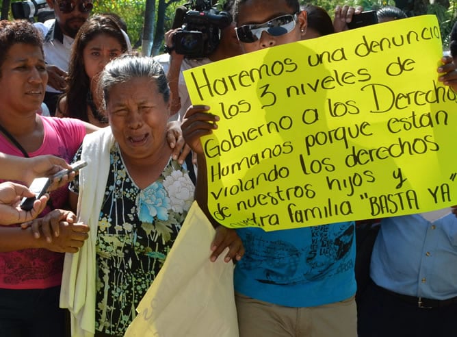 Familiares de los seis hombres detenidos presuntamente por estar relacionados en el caso del agravio a turistas españolas la semana pasada en el estado de Guerrero