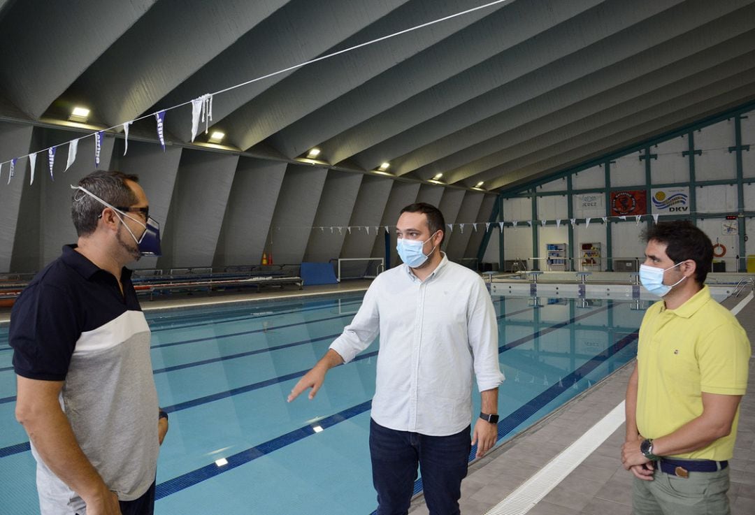 Jesús Alba durante la visita a la piscina José Laguillo 