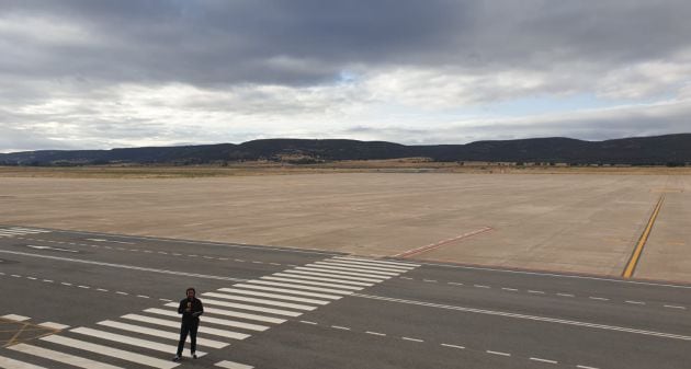 Agustín Cacho a pie de la pista de aterrizaje a las 10.00 de la mañana