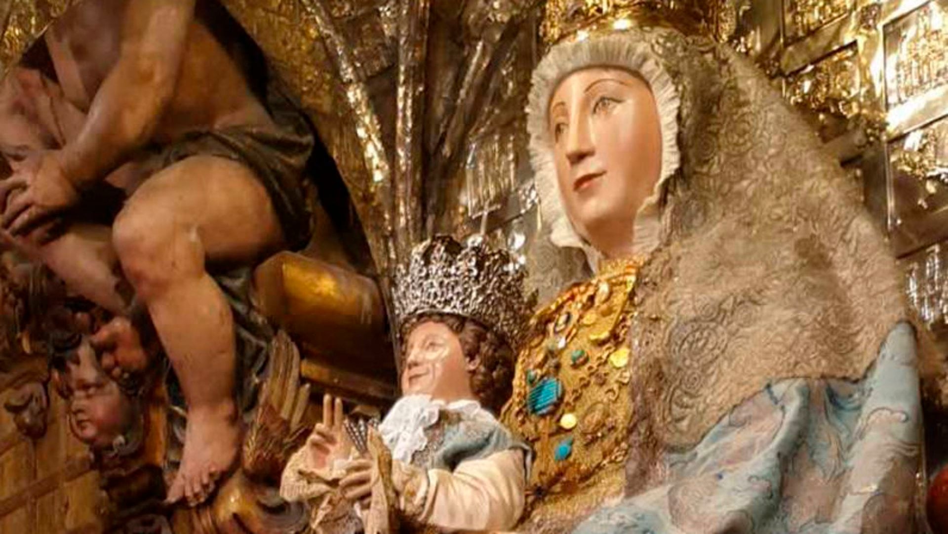 La Virgen de los Reyes, patrona de la Archidiócesis de Sevilla, preside la Capilla Real de la Catedral.