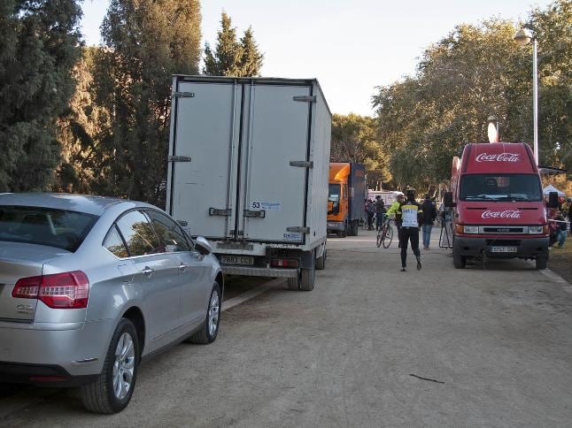 Los coches llenaron algunos de los viales del jardín del Turia durante la prueba de bicicross