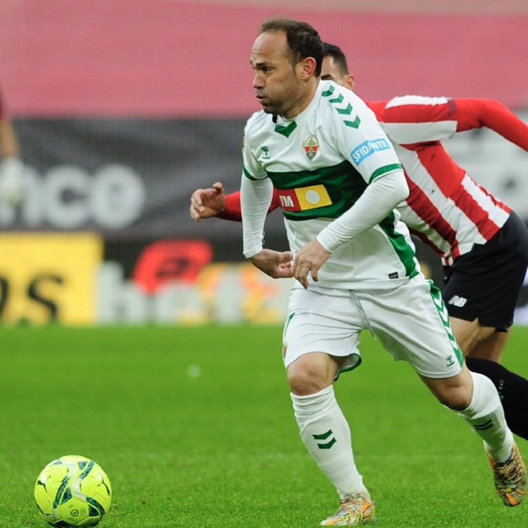 Nino avanza con el balón en su último partido con el Elche en San Mamés