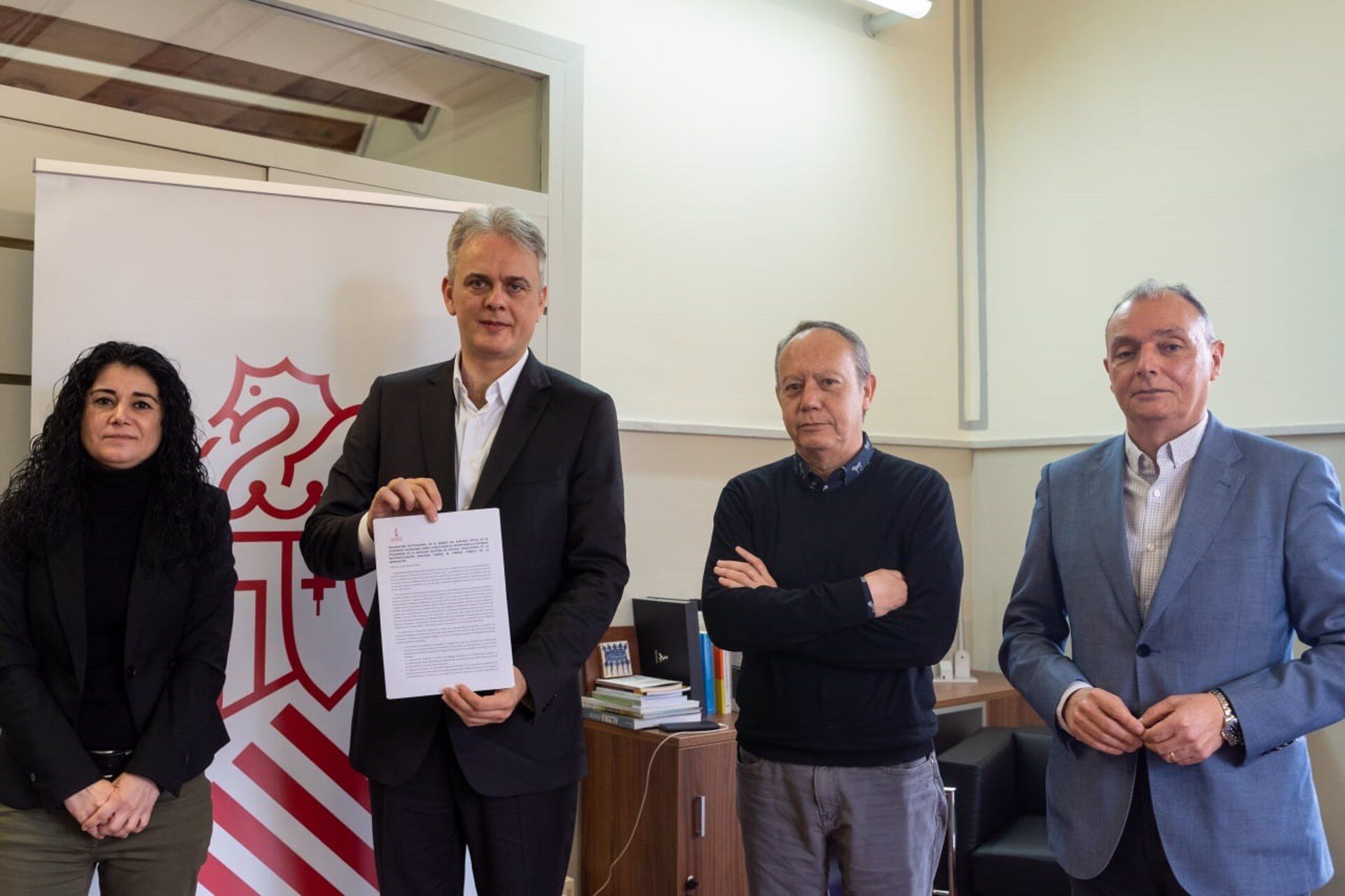 La secretaria general de CCOO-PV, Ana García; el vicepresidente y conseller de Vivienda, Héctor Illueca; el secretario general de UGT-PV, Ismael Sáez y el presidente de la CEV, Salvador Navarro.ESPAÑA EUROPA COMUNIDAD VALENCIANA SOCIEDAD
GVA