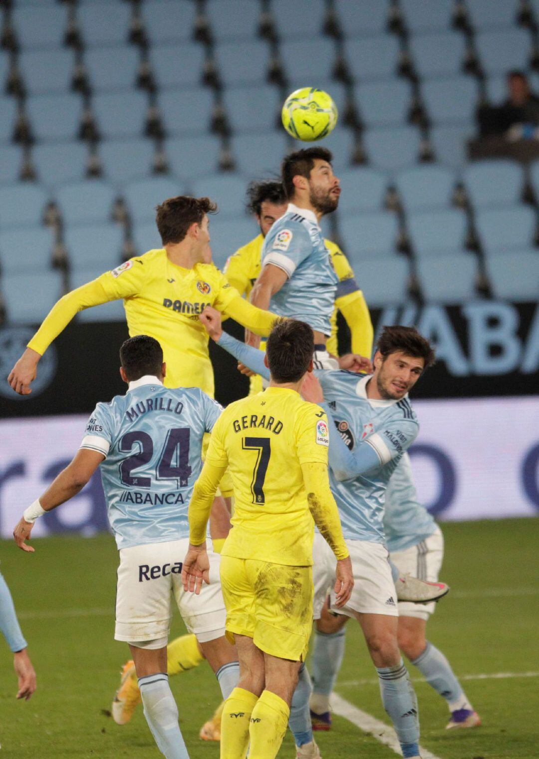 Araújo cabecea un balón entre jugadores del Villarreal 