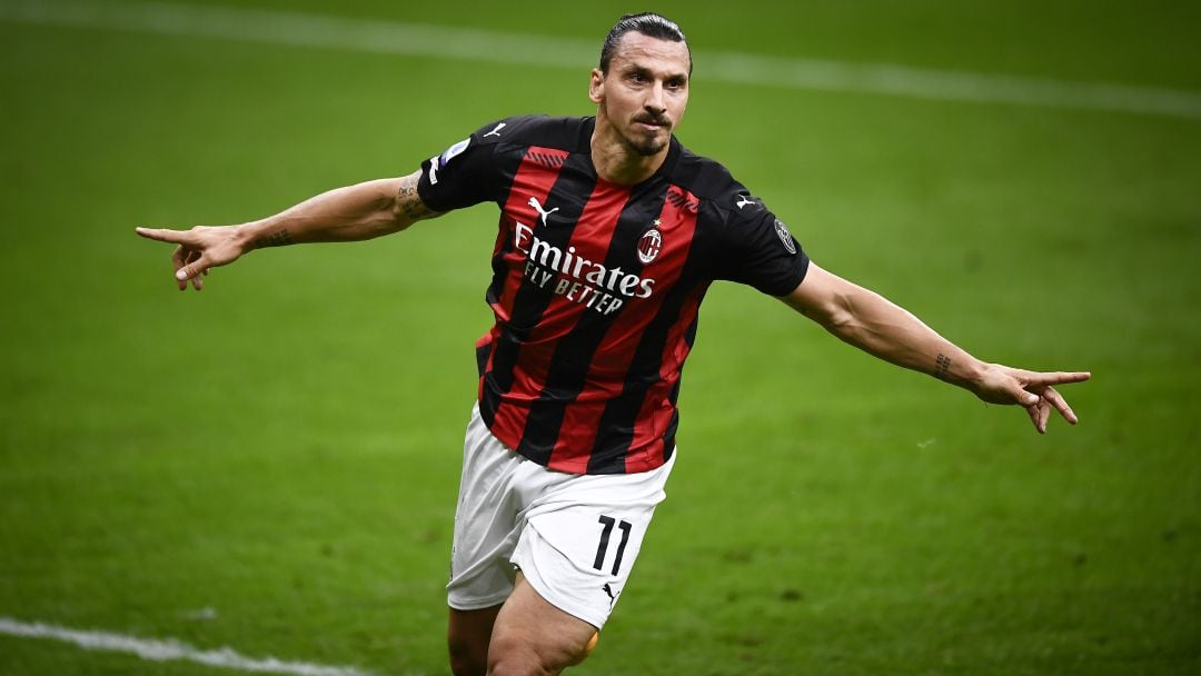 Zlatan Ibrahimovic celebrando un gol ante el Bologna FC en la Serie A italiana.