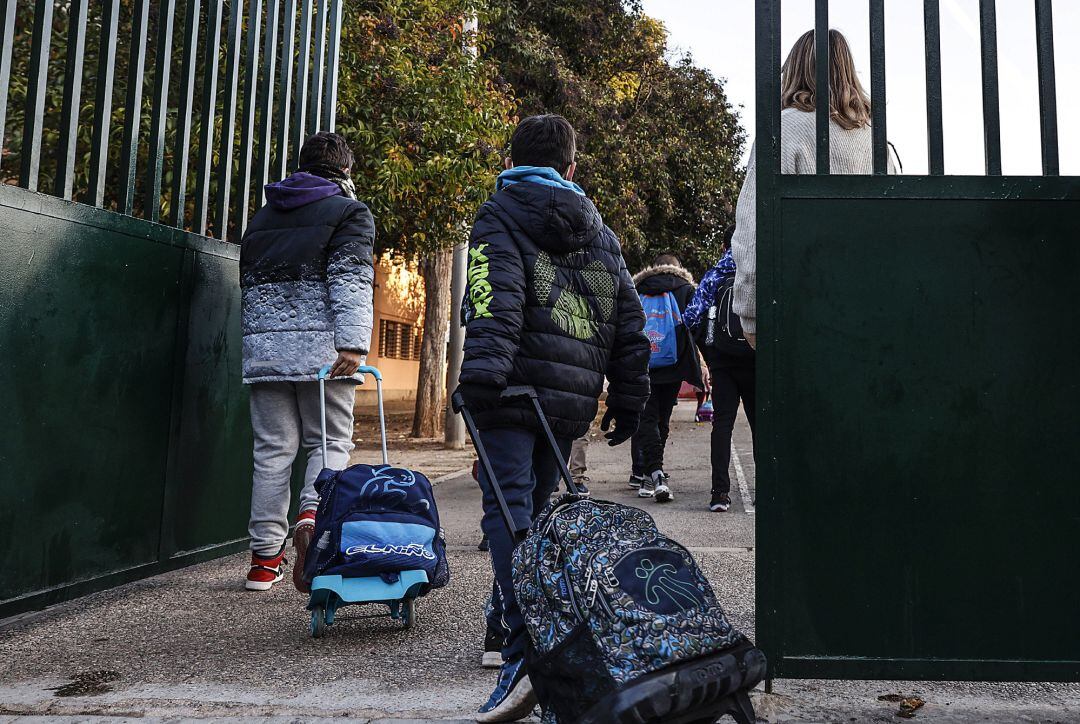 Dos niños entran en el colegio público CEIP Antonio Machado, a 15 de diciembre de 2021, en Valencia