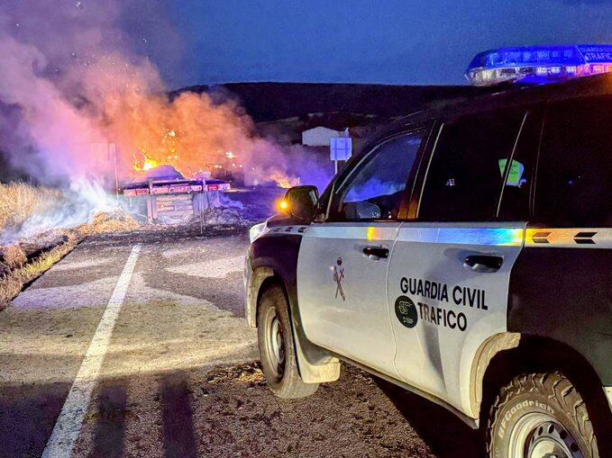 Camión ardiendo en la N211