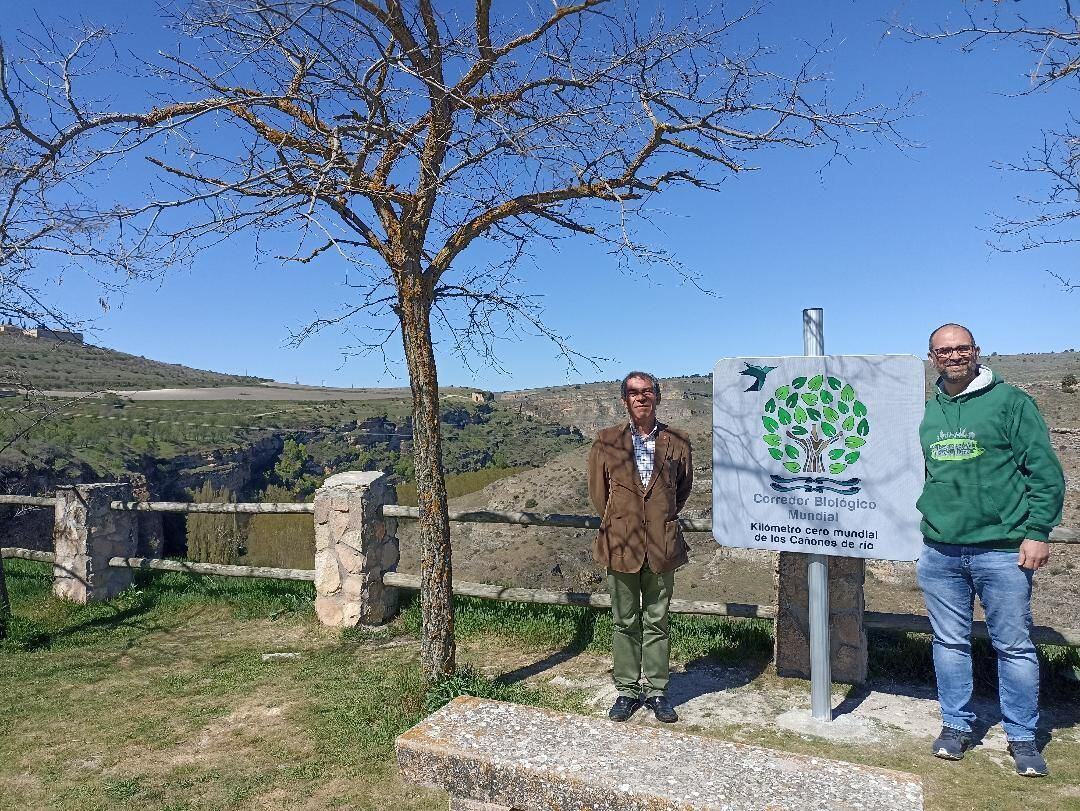 El alcalde de Sepúlveda, Ramón López y Jorge Extramiana, presidente del corredor biológico mundial, Inauguración de la placa del kilómetro cero mundial de los cañones de río en el mirador de la Virgen de la Peña dentro del municipio de Sepúlveda.