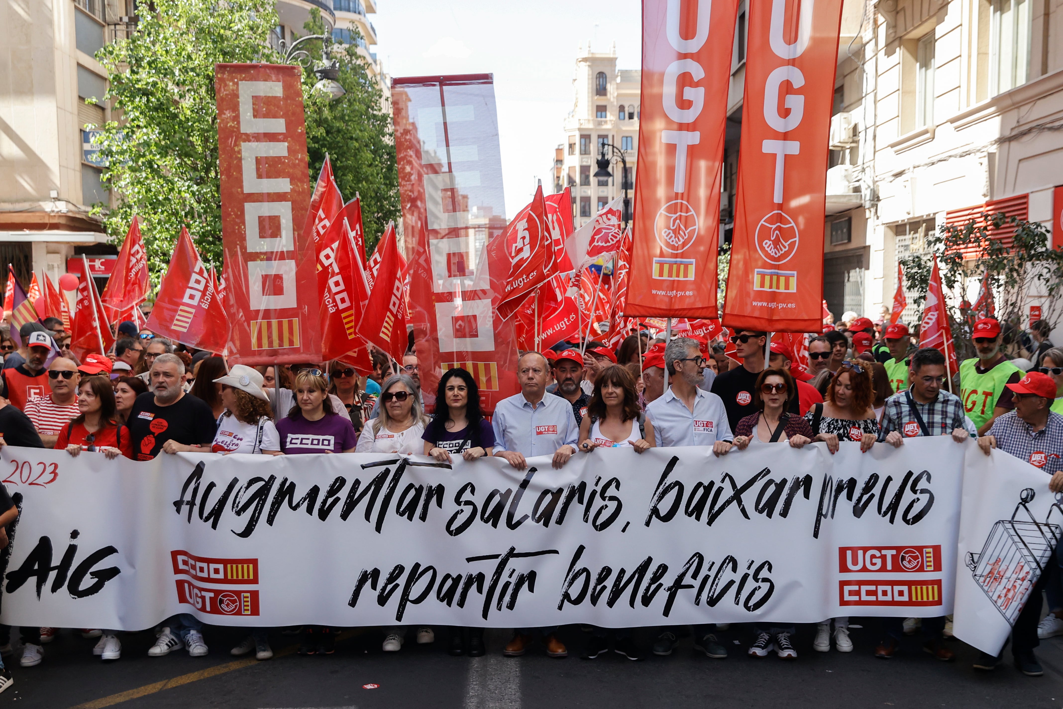 VALENCIA, 01/05/2023.- Cabecera de la manifestación convocada por los sindicatos CCOO y UGT-PV para celebrar el Día Internacional de los Trabajadores, bajo el lema &quot;Subir salarios, bajar precios y repartir beneficios&quot;, este lunes en Valencia