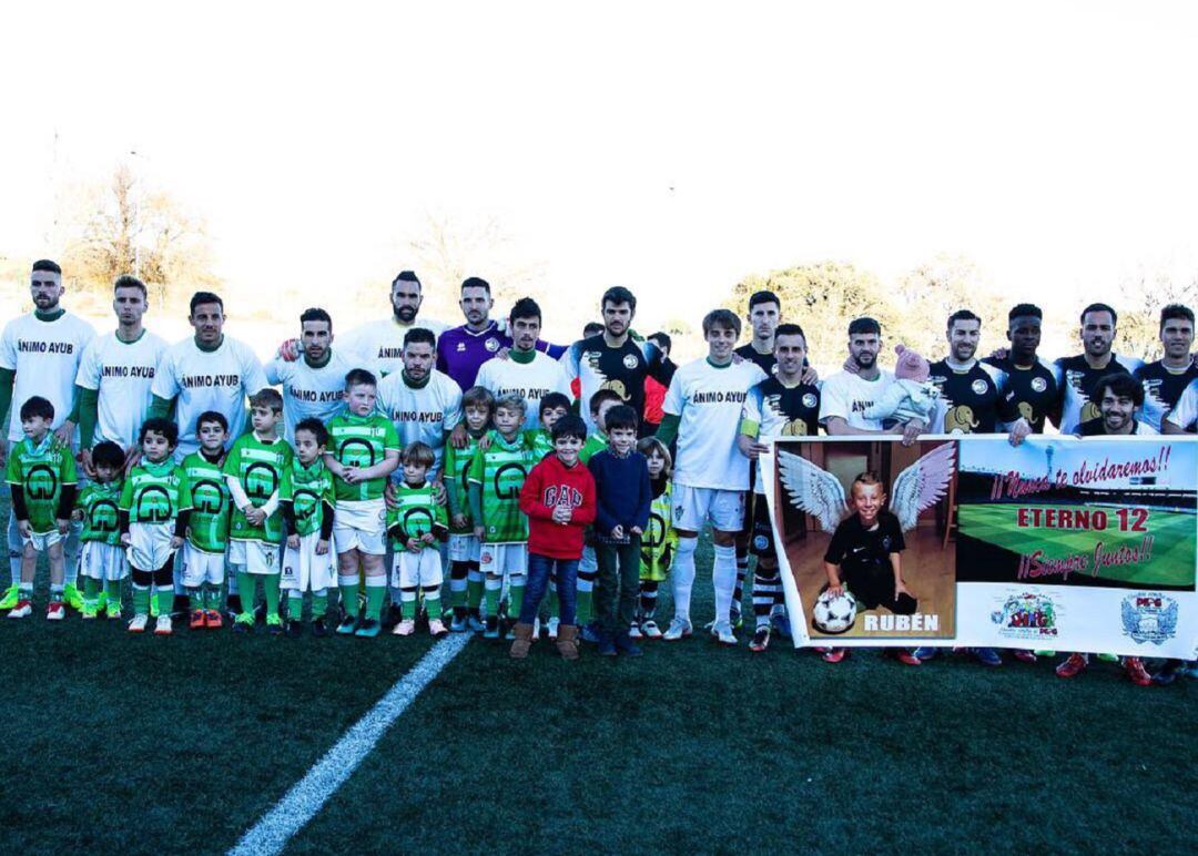 Los dos clubes posan con el recuerdo al pequeño Rubén, joven jugador del CD Navega que falleció hace unas semanas.