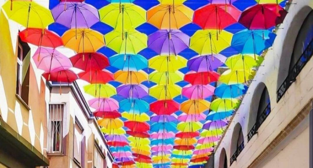 Paraguas en la calle Cadalso.