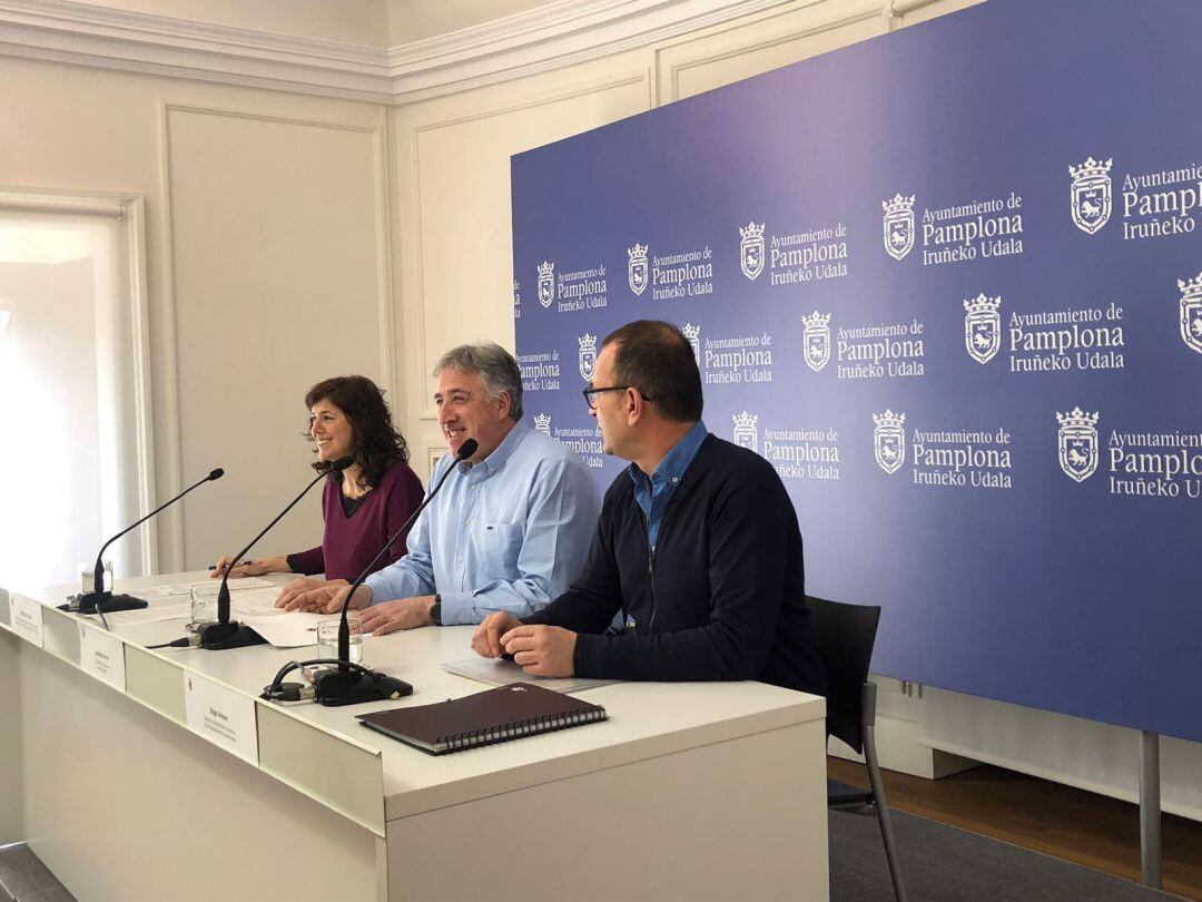 La concejala de Economía Local Sostenible, Patricia Perales, el alcalde de Pamplona, Joseba Asirón y el director de Recursos Humanos Íñigo Anaut, presentando la OPE 2019
