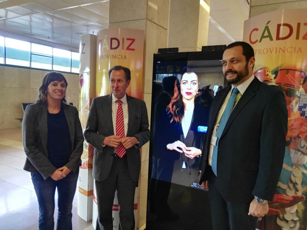 José María Román, vicepresidente del Patronato provincial de Turismo junto al director del aeropuerto, Iván Rodríguez, y la teniente de alcaldesa Laura Álvarez