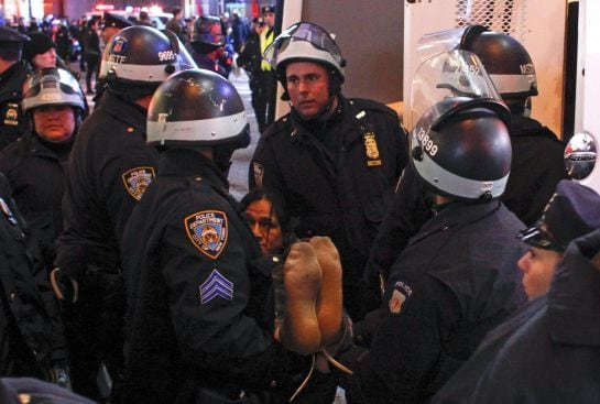 Un manifestante es arrestado durante las protestas por la muerte de Eric Garner