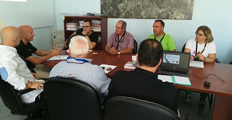 Diferentes miembros de asociaciones, junto con la presidenta de OCO, Pepi Alcántara y representantes de FCC, durante la reunión.