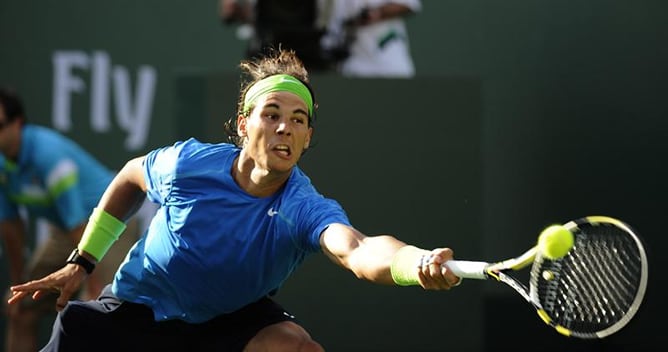 Rafael Nadal devuelve una bola al argentino David Nalbandian