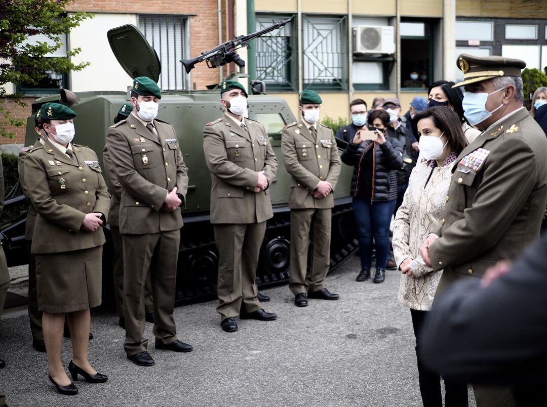 La ministra de Defensa, Margarita Robles, visita en el acuartelamiento de Aizoáin 