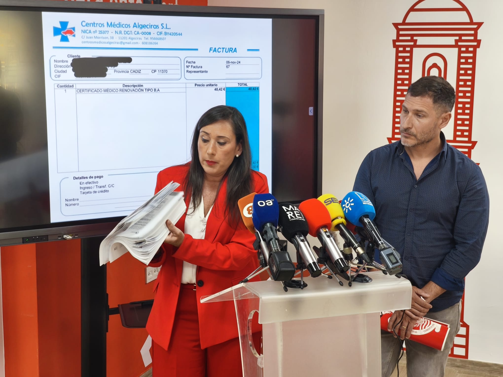 Arrabal enseñando facturas hoy en la comparecencia