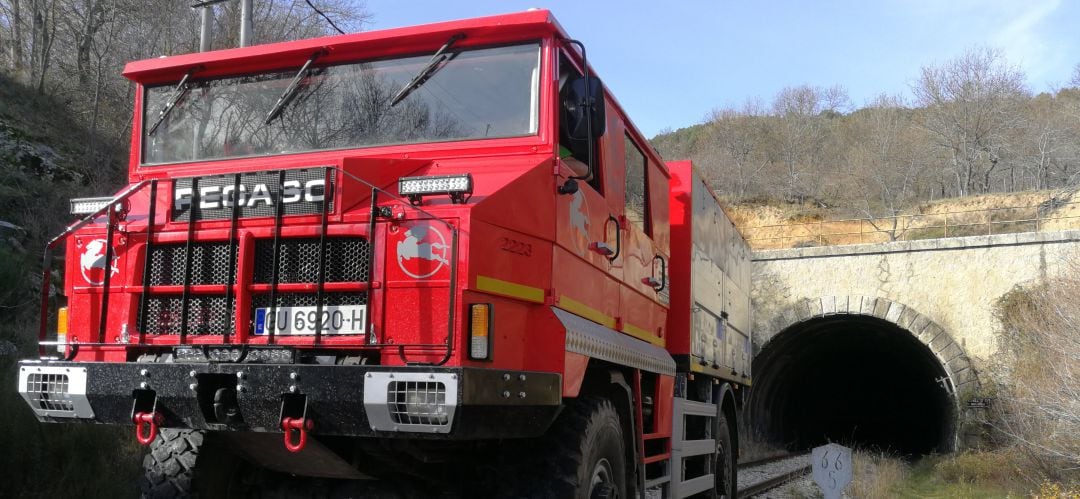 Este Pegaso del año 1994 tiene unas dimensiones 2,76 x 2,40 x 6,66 metros, es de doble cabina y perteneció al cuerpo de bomberos de Castilla-La Mancha 