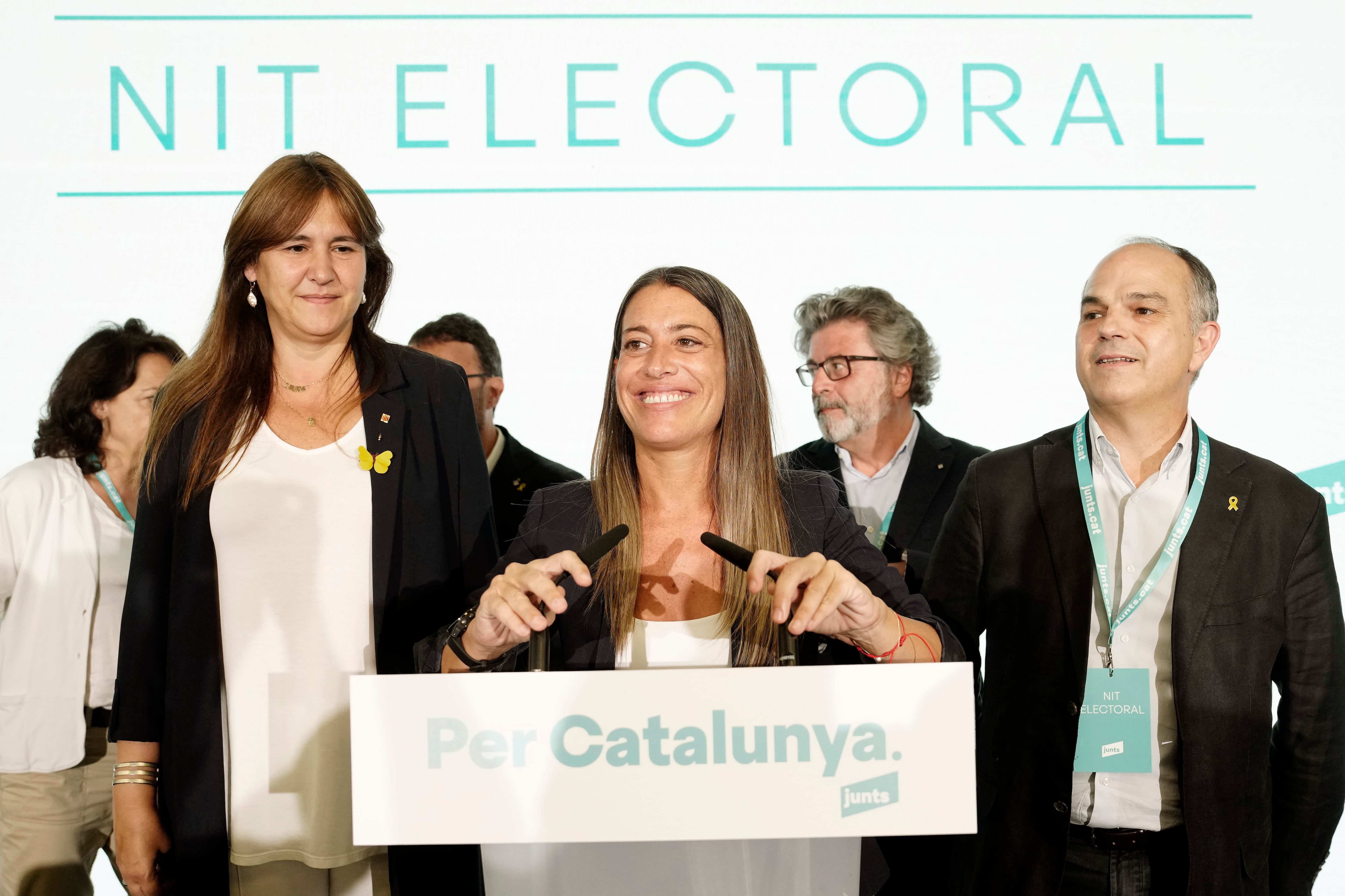 La cabeza de lista de Junts, Miriam Nogueras (c), acompañada de la presidenta del partido, Laura Borràs (i), y el secretario general, Jordi Turull (d), comparece para valorar los resultados electorales.