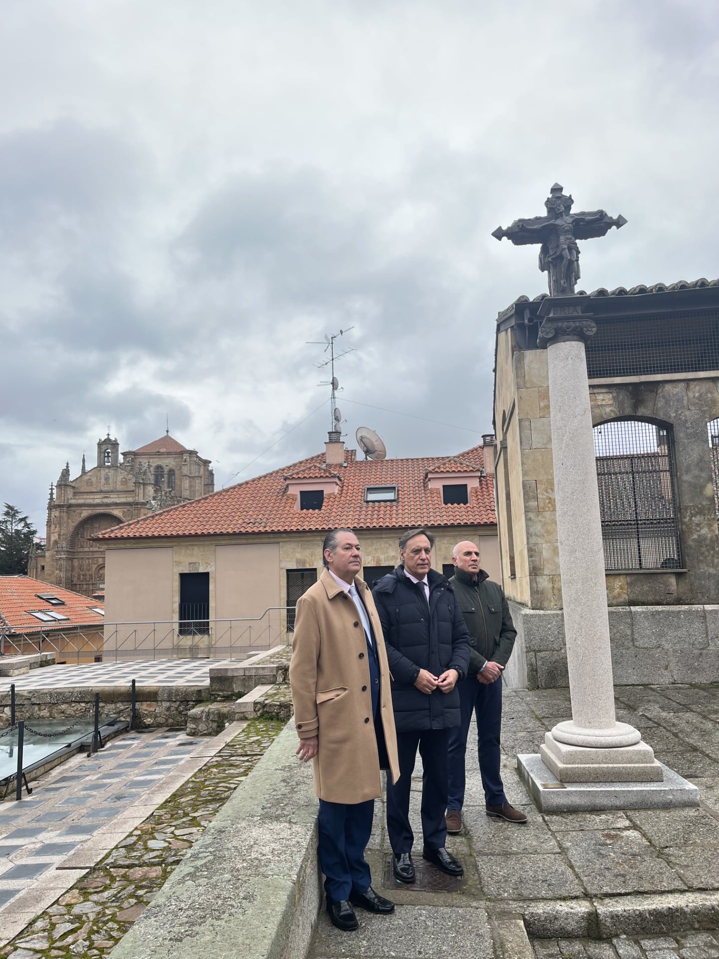 El concejal Fernando Carabias, el alcalde de Salamanca, Carlos García Carbayo, y el escultor Óscar Alvariño Belinchón