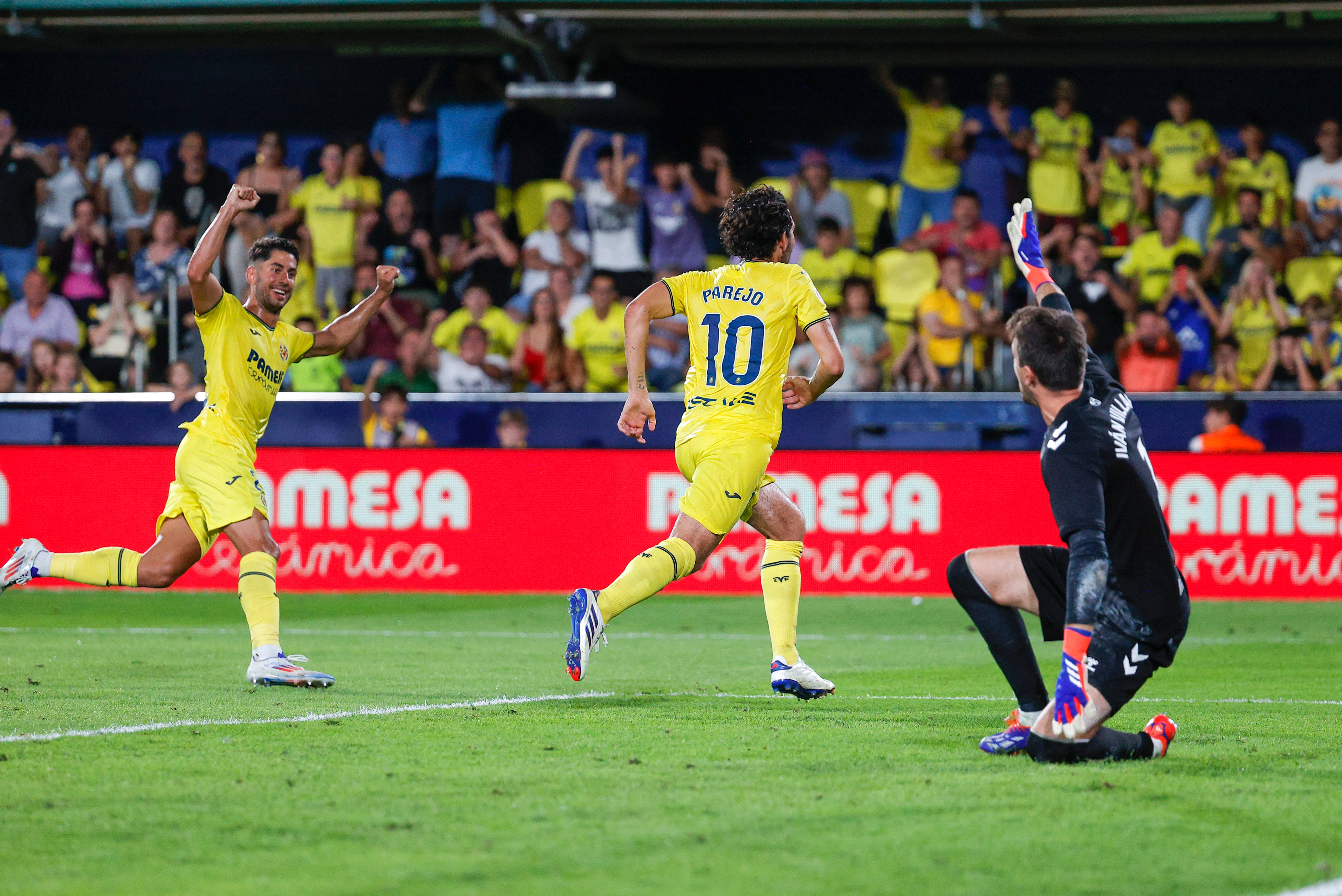 VILLARREAL (CASTELLÓN), 26/08/2024.- El centrocampista del Villarreal Dani Parejo (c) celebra tras marcar el cuarto gol ante el Celta, durante el partido de Liga en Primera División que Villarreal CF y Celta de Vigo disputan este lunes en el estadio de La Cerámica. EFE/Manuel Bruque
