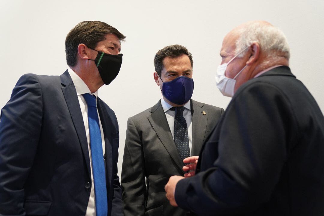 El presidente de la Junta, Juan Manuel Moreno, en el centro, junto al vicepresidente, Juan Marín, y el consejero de Salud, Jesús Aguirre, minutos antes de la reunión del comité de expertos. 