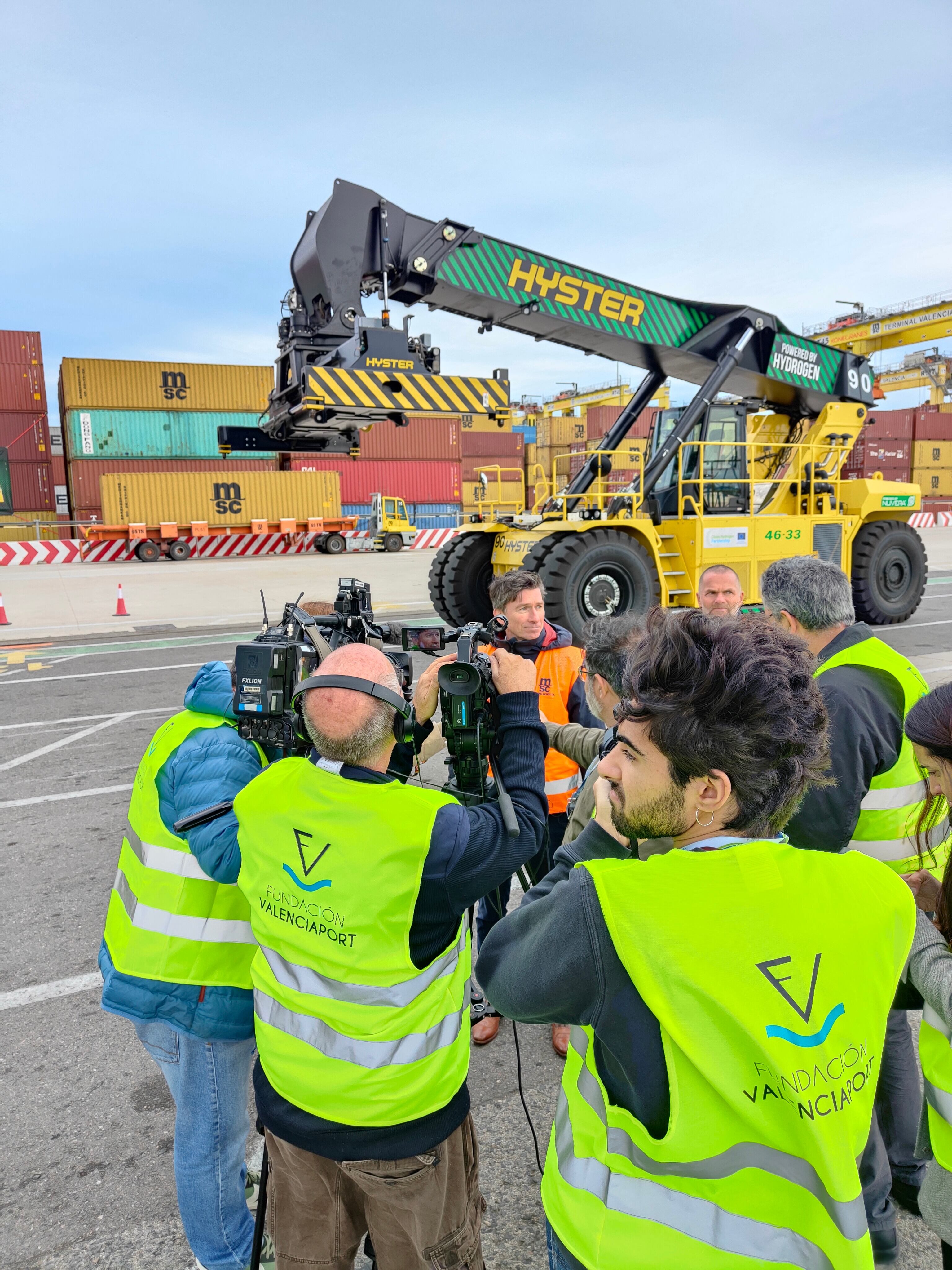 Demostración de una apiladora en el puerto de València que usa hidrógeno como combustible