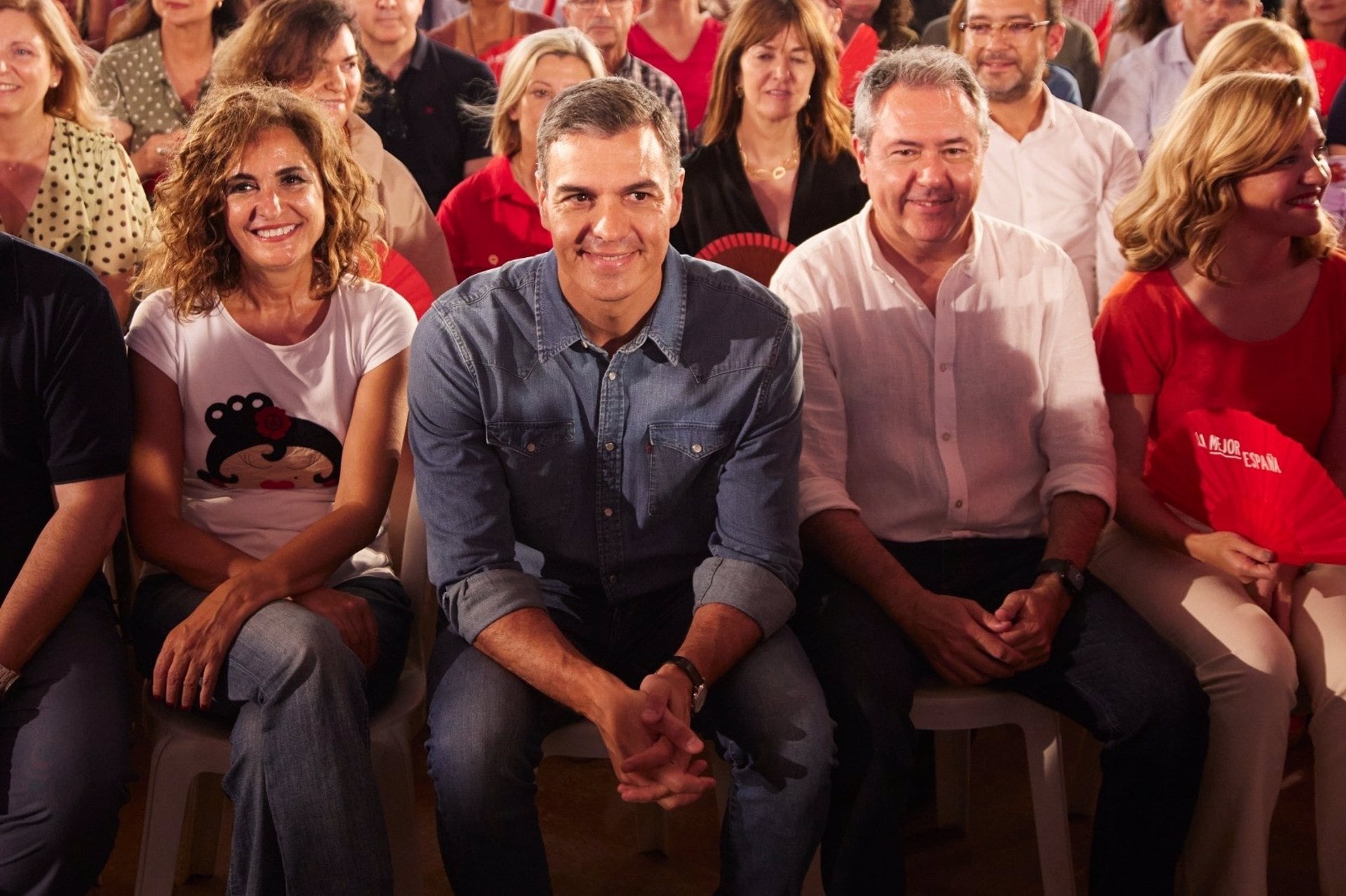 De izquierda a derecha, la vicesecretaria general del PSOE, María Jesús Montero; el presidente del Gobierno, Pedro Sánchez, y el secretario general del PSOE-A, Juan Espadas, este domingo en Dos Hermanas.