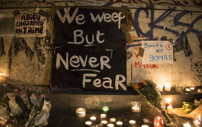 Flores y velas colocadas como homenaje a las víctimas de los atentados de París.