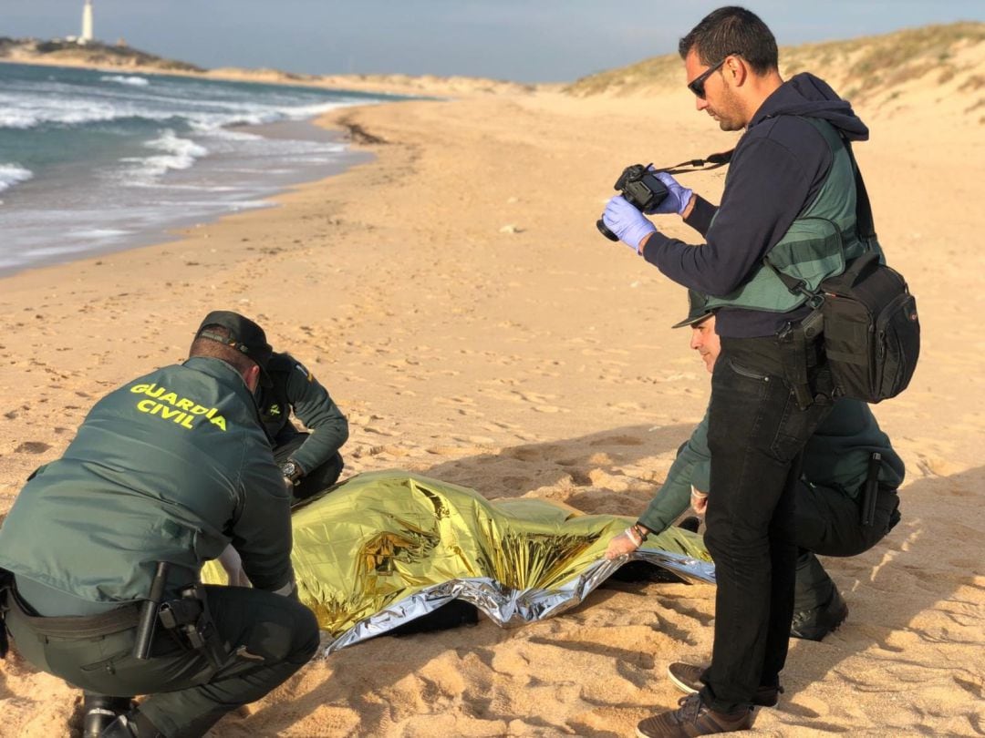 La Guardia Civil cubre el cuerpo de un migrante fallecido en el naufragio de una patera 