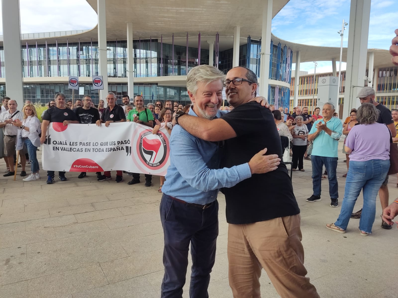 El concejal de ZEC, Alberto Cubero, junto a su compañero Pedro Santisteve, antes de comenzar el juicio en la Ciudad de la Justicia de Zaragoza