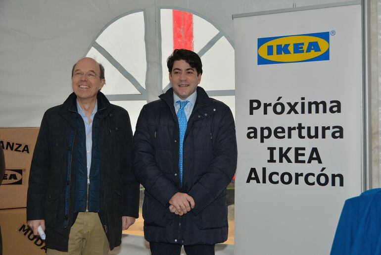 El alcalde de Alcorcón, David Pérez, con el representante de Ikea Ibérica