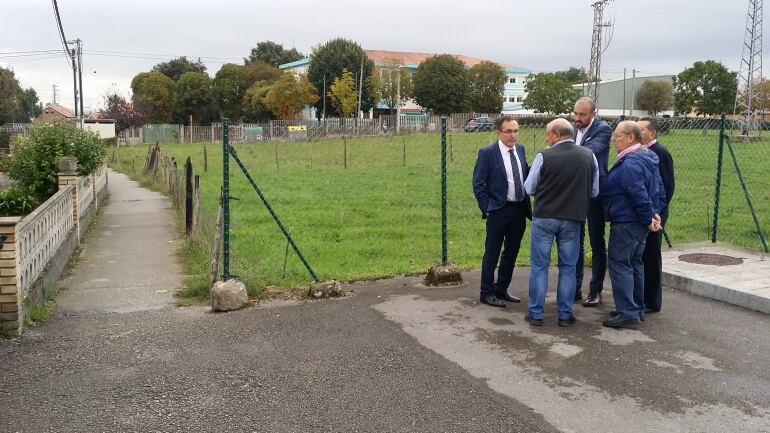 Responsables municipales y representantes vecinales durante la visita a Tanos