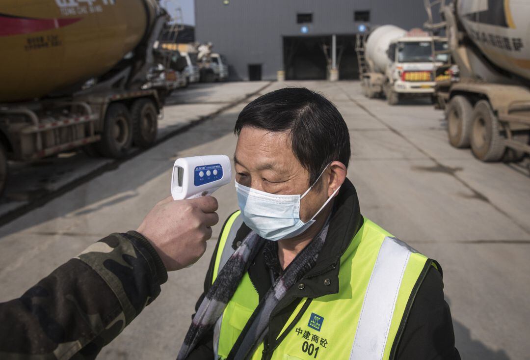 Medidas preventivas para los trabajadores del hospital en construcción en Wuhan