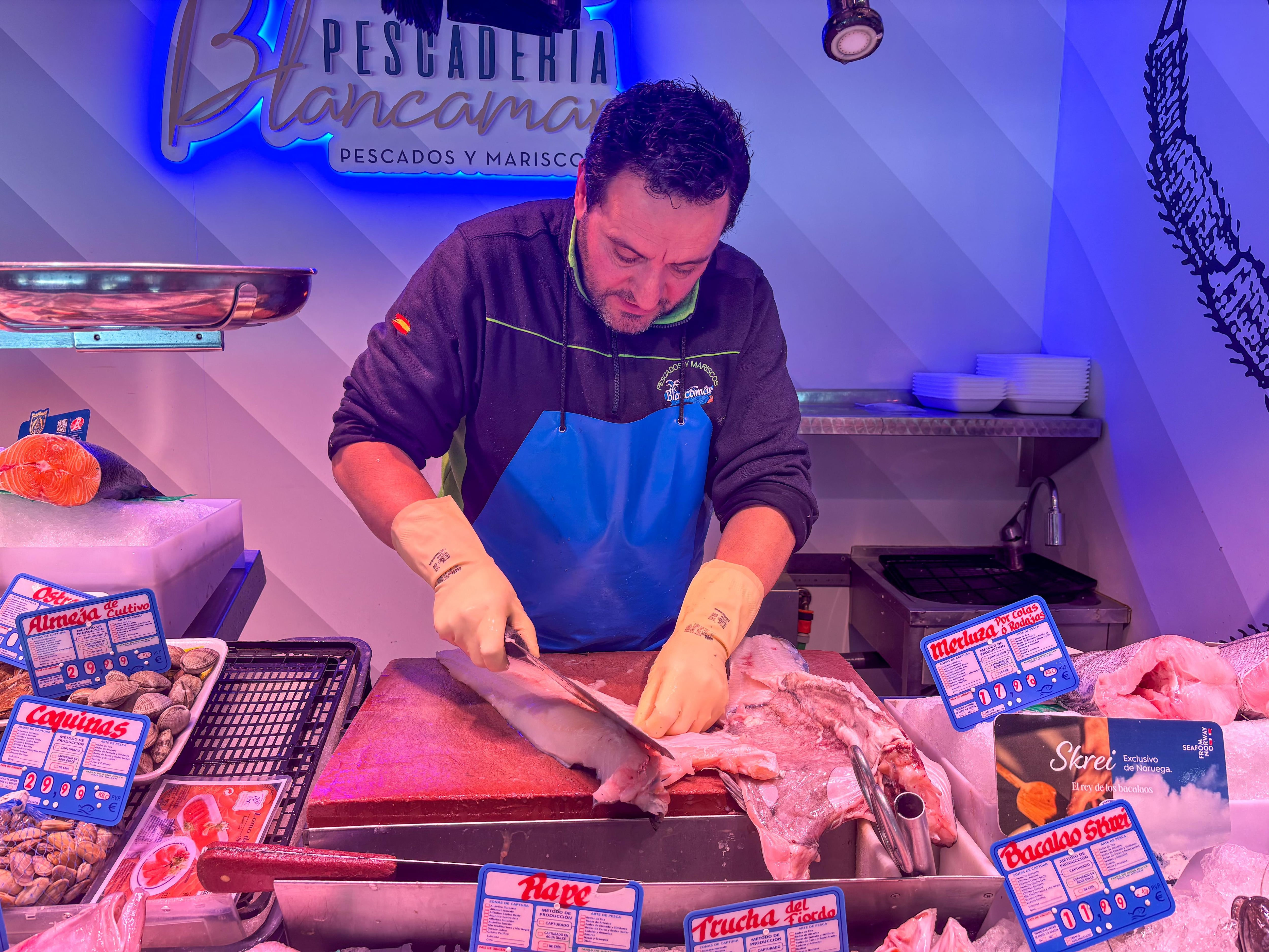 Manuel Criado limpia un skrei en su pescadería, Blancamar, en Madrid.