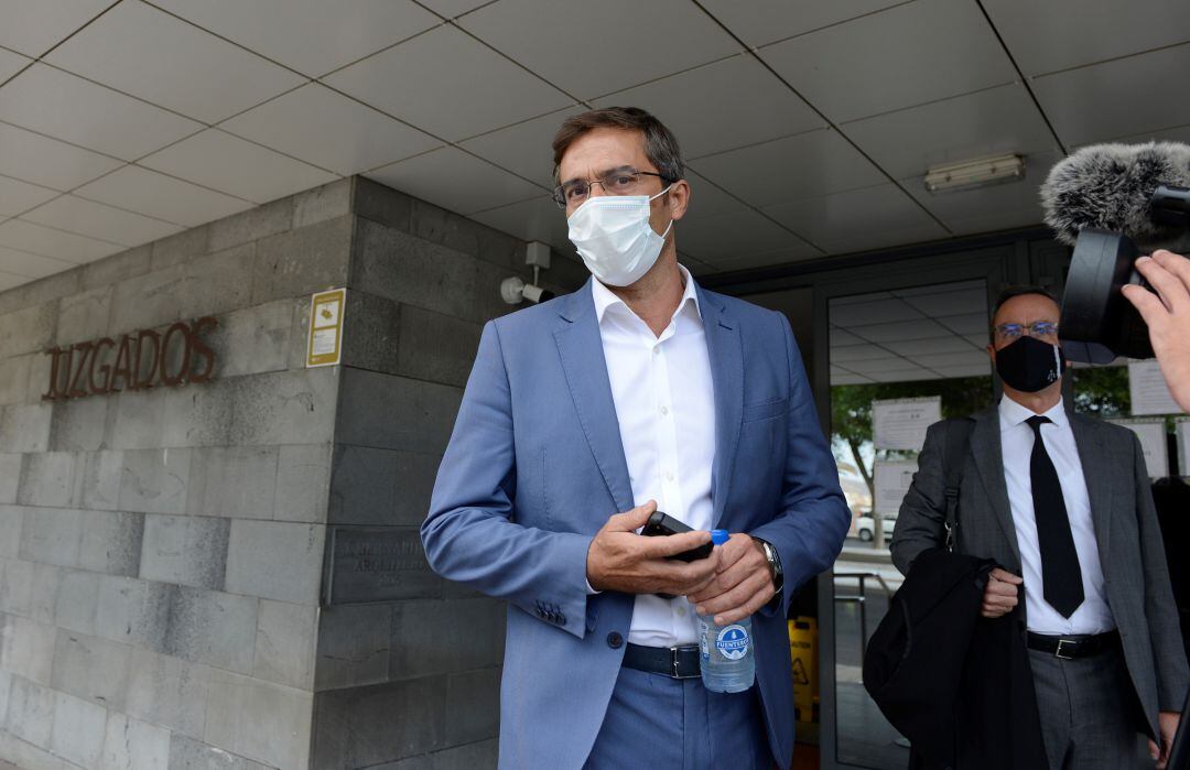 El ex presidente del Cabildo de Lanzarote, Pedro San Ginés, en las puertas de los juzgados de Arrecife.