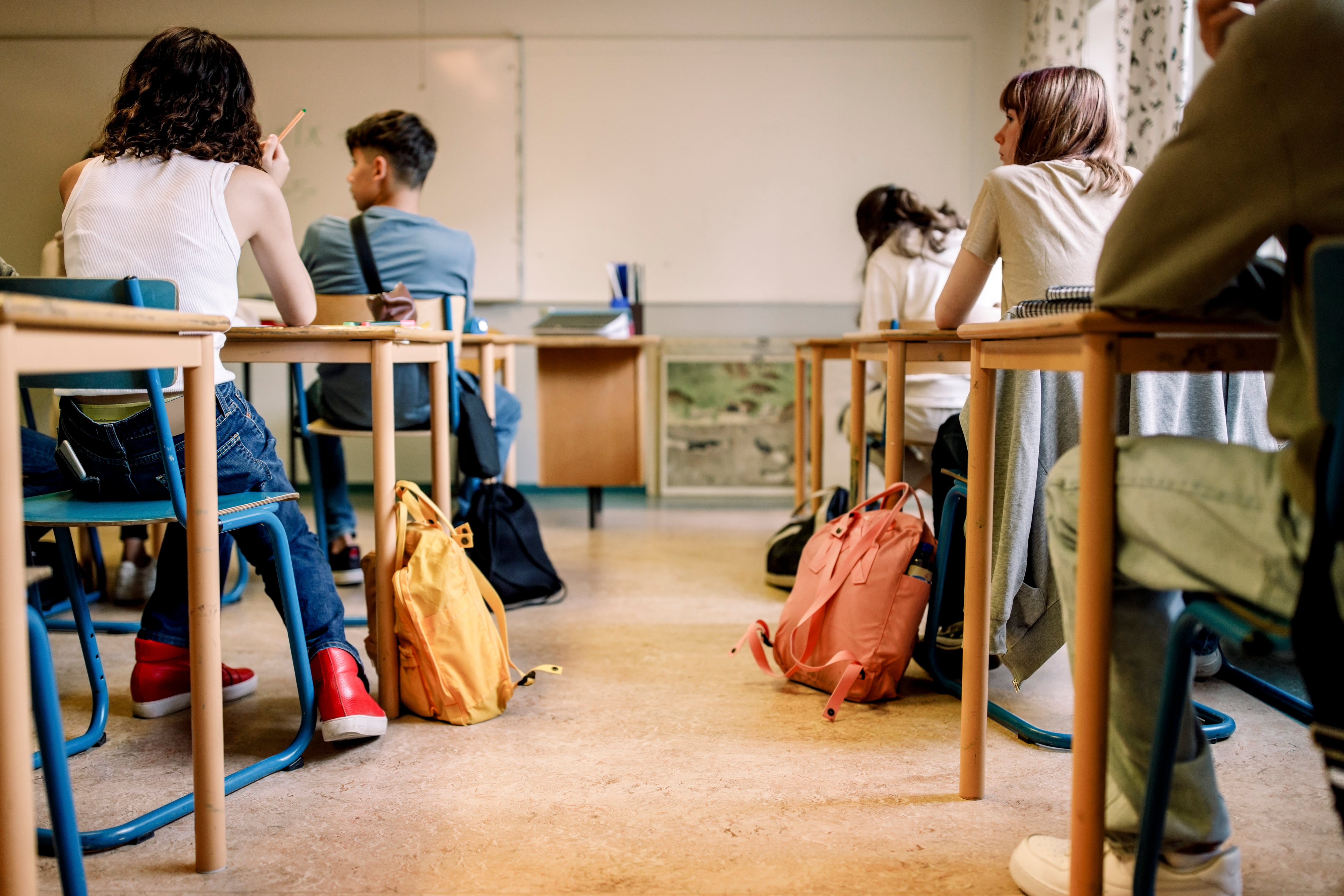 Un grupo de estudiantes sentados en el aula de un colegio.