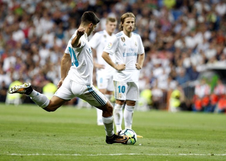 El delantero del Real Madrid Marco Asensio dispara para conseguir el segundo gol del equipo ante el Valencia CF