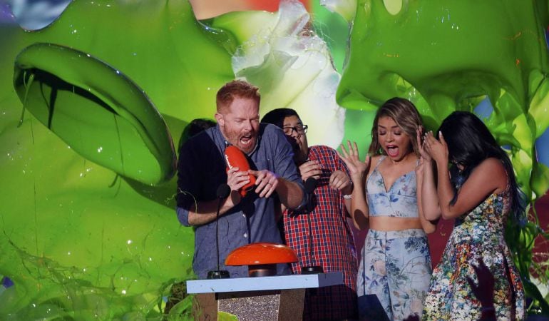 Jesse Tyler Ferguson, Rico Rodriguez, Sarah Hyland y Ariel Winter recogen un premio en los 'Kids' Choice Awards 2015.