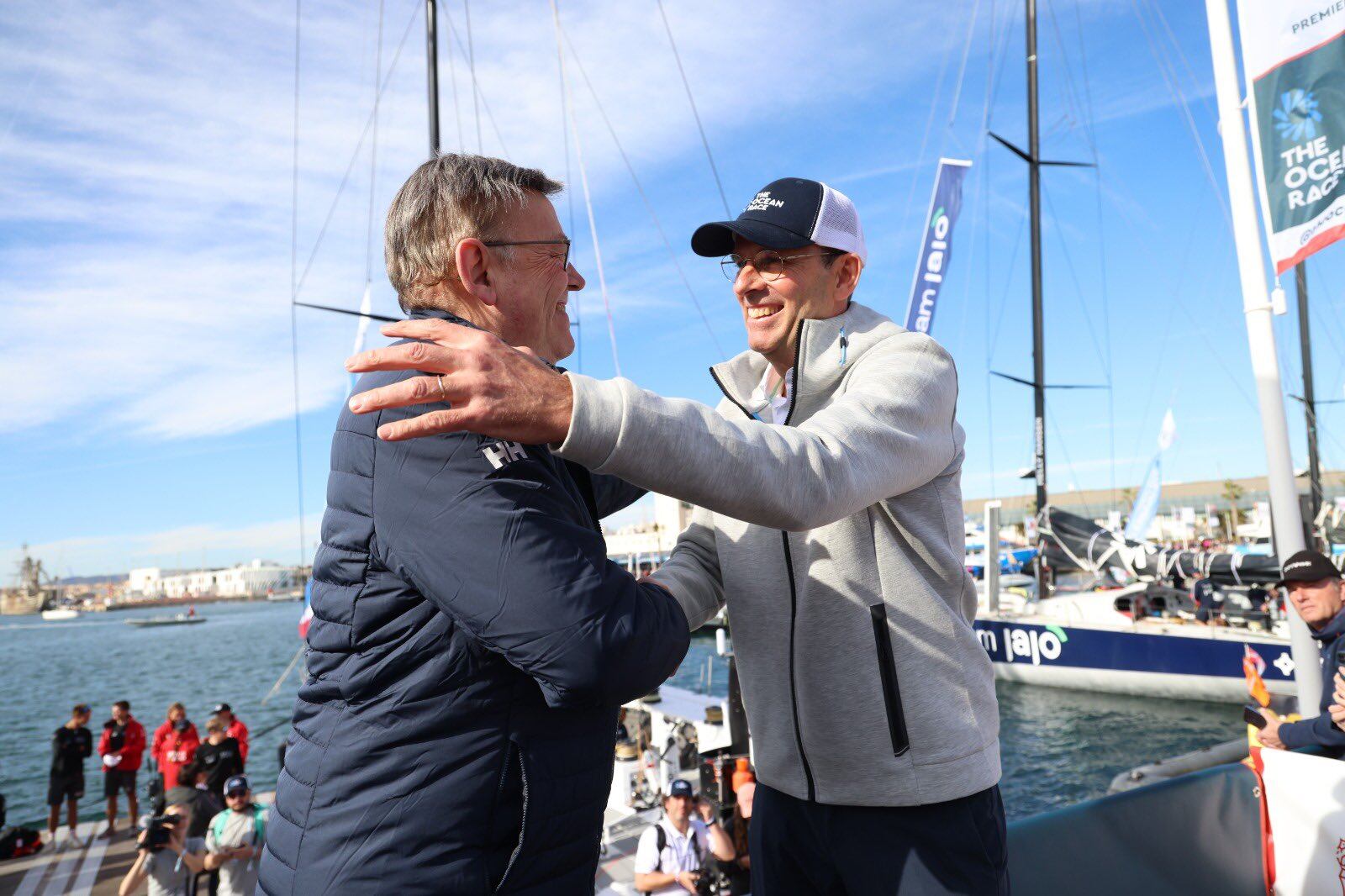 El president de la Generalitat, Ximo Puig, saluda al presidente de The Ocean Race, Richard Brisius