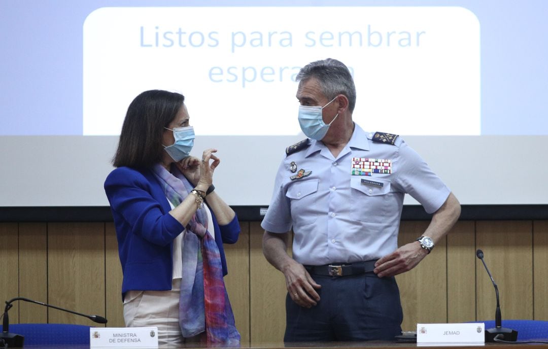 El exJEMAD Villaroya con la ministra de Defensa, Margarita Robles, en una imagen de archivo.