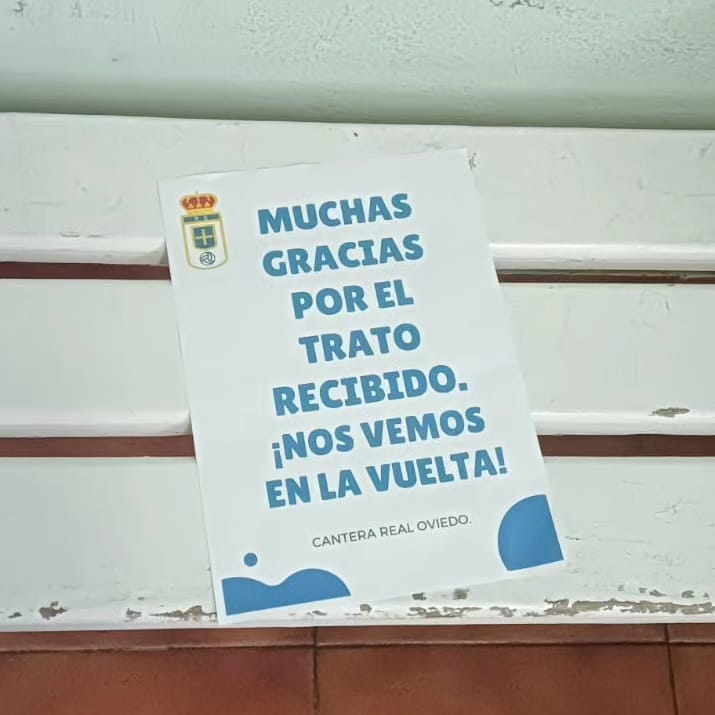 El cartel que la cantera del Real Oviedo dejó en Fragoselo (Vigo) tras el encuentro con el Coruxo FC