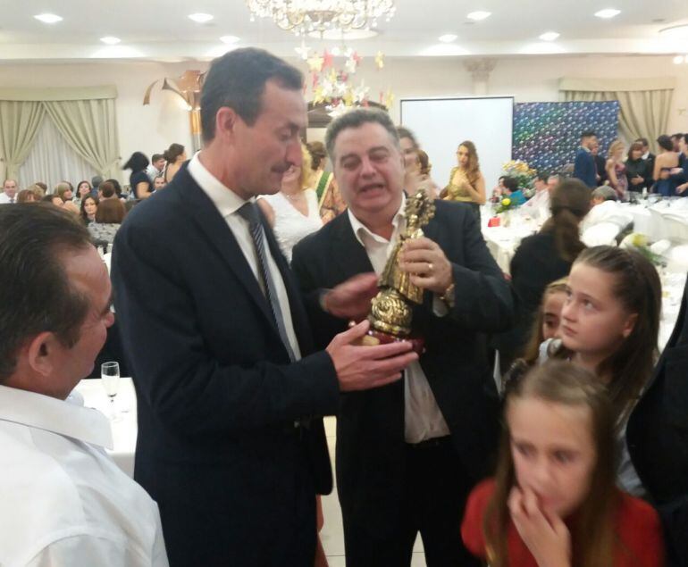 El alcalde, Carlos González, y el anterior presidente de la UFECE, Jaime Gadea.