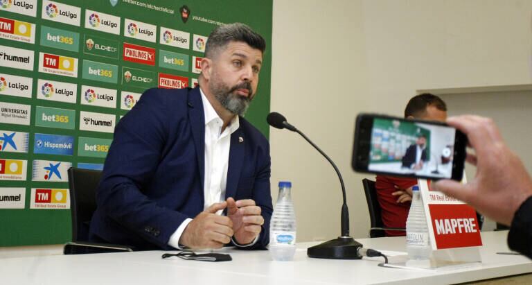 Bragarnik en la Sala de Prensa del estadio Martínez Valero