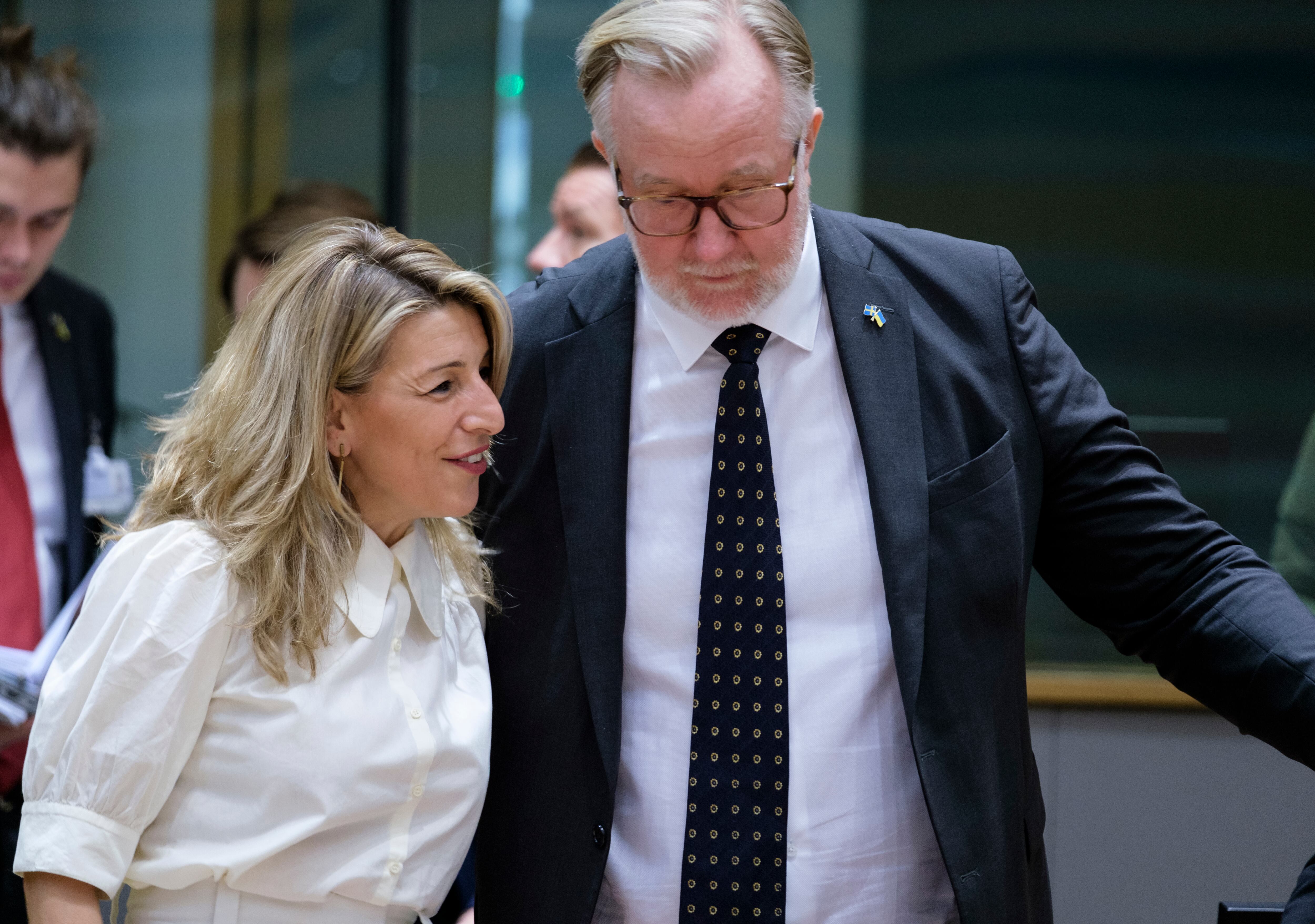 Yolanda Díaz conversa con el Ministro sueco de Empleo, Presidente del Consejo Carl Johan Georg Pehrson (R) antes de una reunión de Ministros de Política Social y Empleo de la UE